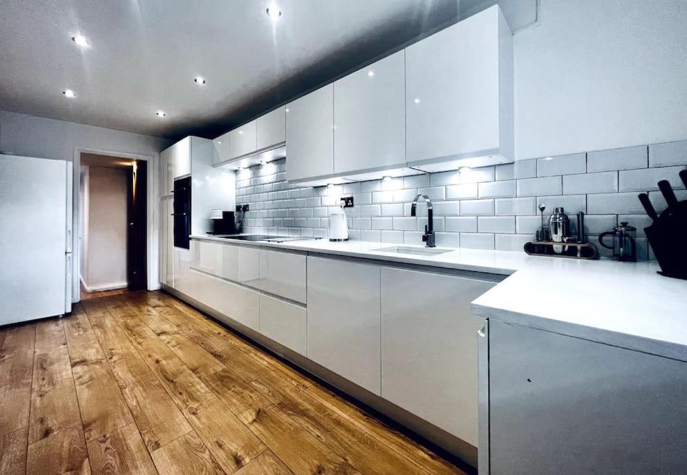 فيلا Entire Modern House In Tamworth - 2 Double Beds + Free Parking المظهر الخارجي الصورة