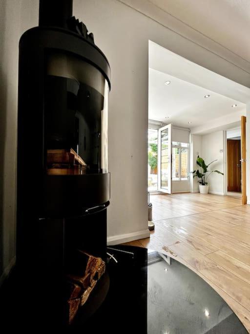 فيلا Entire Modern House In Tamworth - 2 Double Beds + Free Parking المظهر الخارجي الصورة